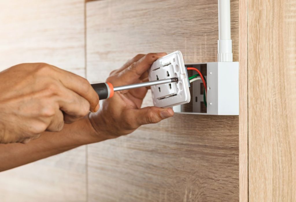 electrical outlet repairs services